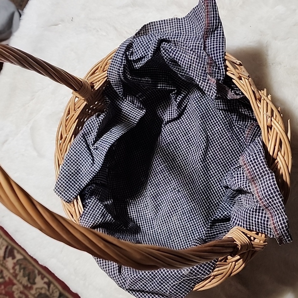 Wicker Basket with Blue Checkered Cloth. SEE PHOTOS !! - Picture 4 of 7